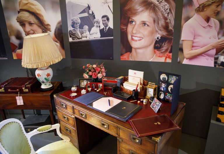 Printsess Diana kirjutuslaud ja isiklikud esemed Kensingtoni palees