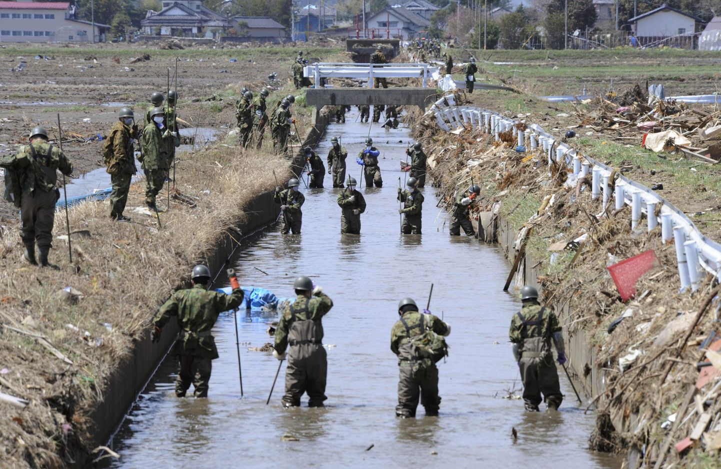 Jaapani sõdurid otsimas maavärinas ja tsunamis hukkunuid.