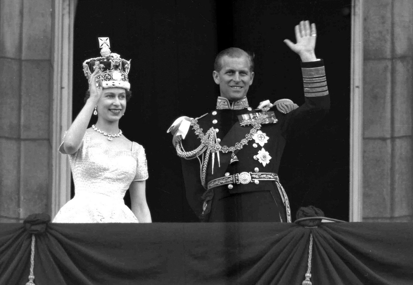 Prints Philip ja Kuninganna Elizabeth II lehvitavad inimestele Buckinghami palee rõdult pärast kuninganna kroonimist 1953. aasta 2. juunil.