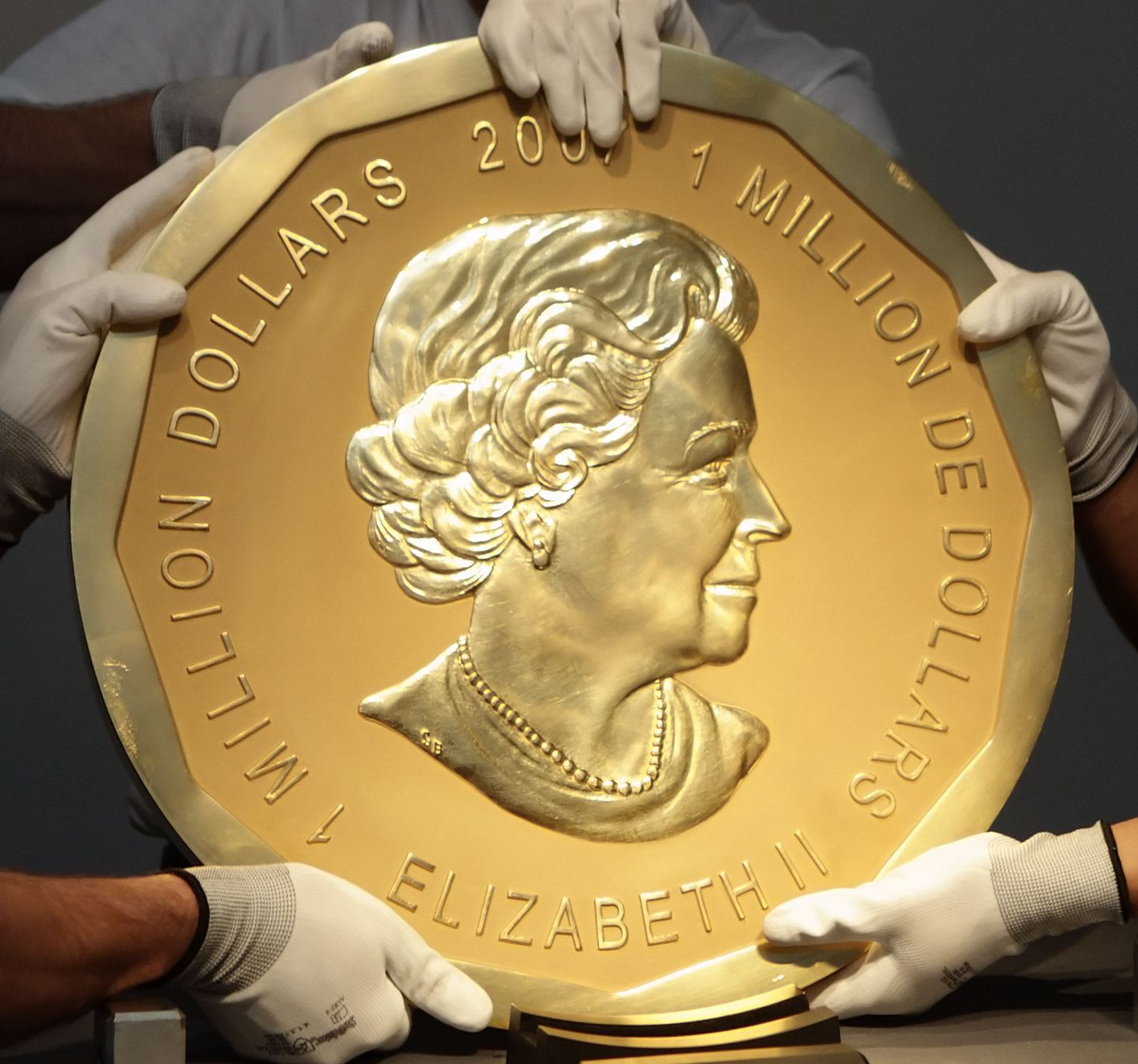 100 kilogrammi kaaluval mündil on kujutatud Briti kuningannat Elizabeth II