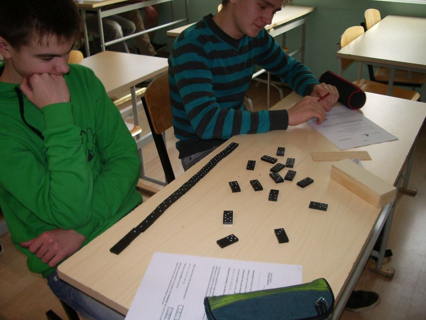 Raeküla kooli ainenädala teaduspäeval näitas Tartu ülikooli teaduskooli metoodik Raili Vilt õpilastele, kui atraktiivne võib olla matemaatika.