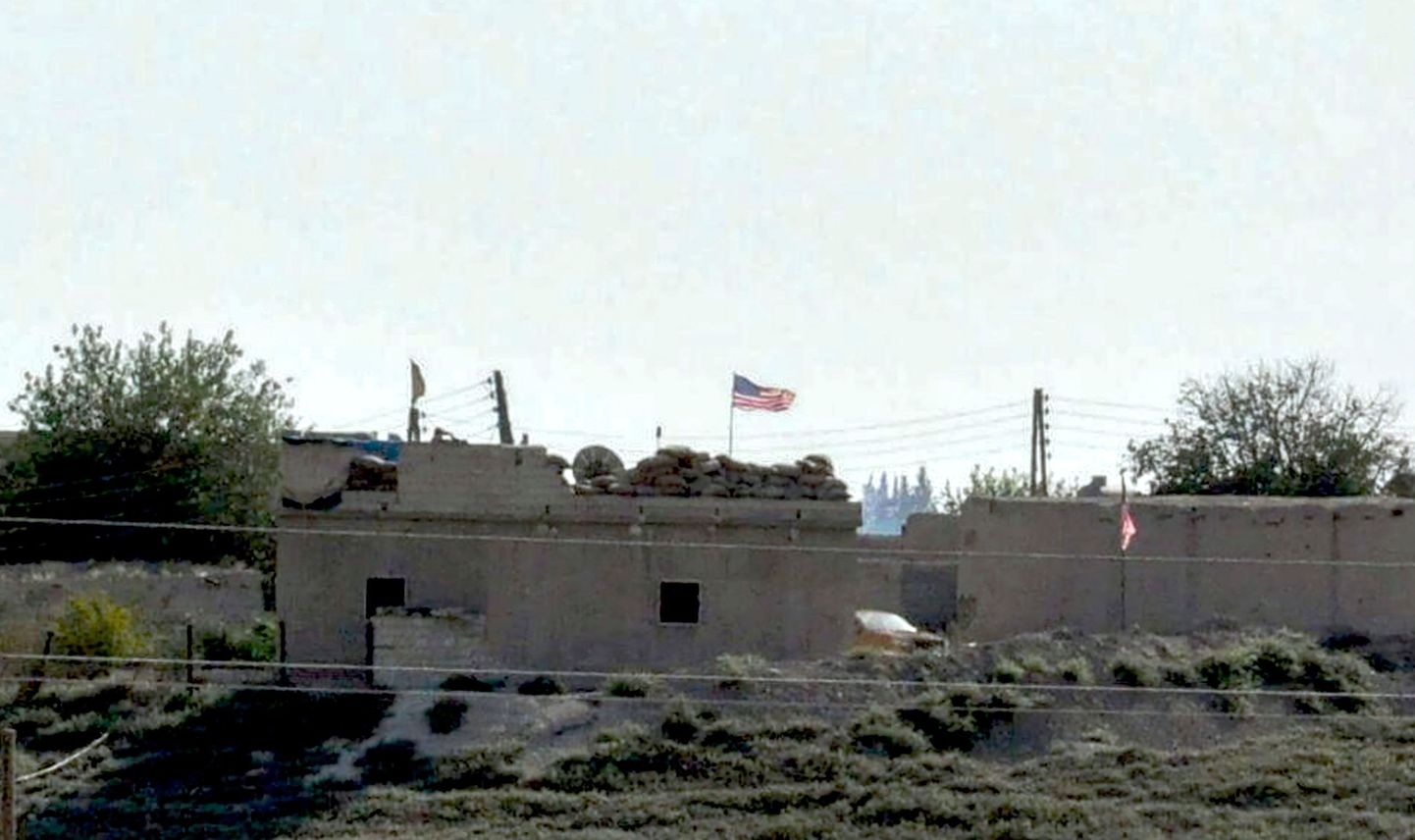 Vaade Türgi poolelt Süüriasse, kus kurdi rahvakaitseüksuste tugipunkti on üles tõmmatud Ühendriikide lipp.