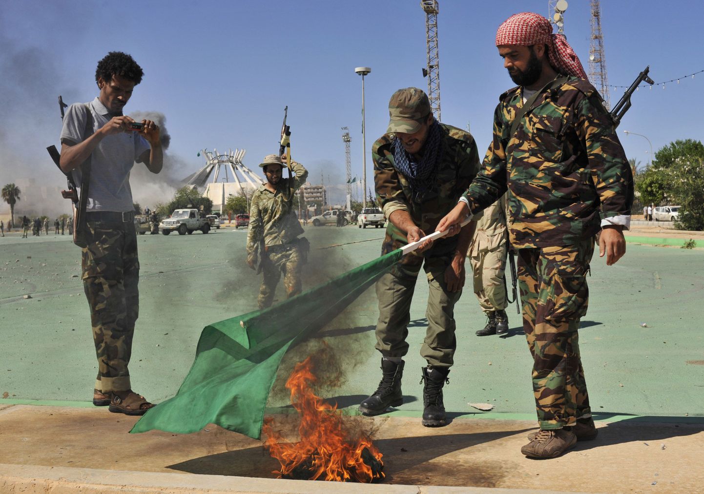 Liibüa ülestõusnud täna Sirtes põletamas Gaddafi režiimi aegset riigilippu.