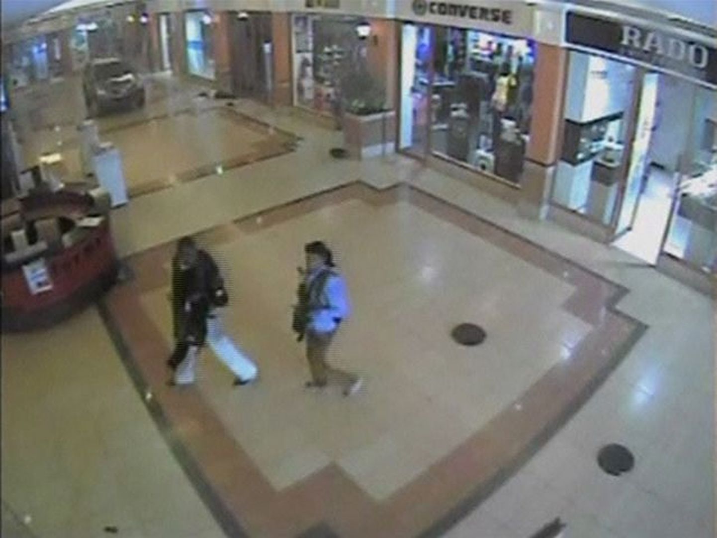 Turvakaamerast saadud foto kahest relvastatud isikust Nairobis Westgate'i ostukeskuses.
