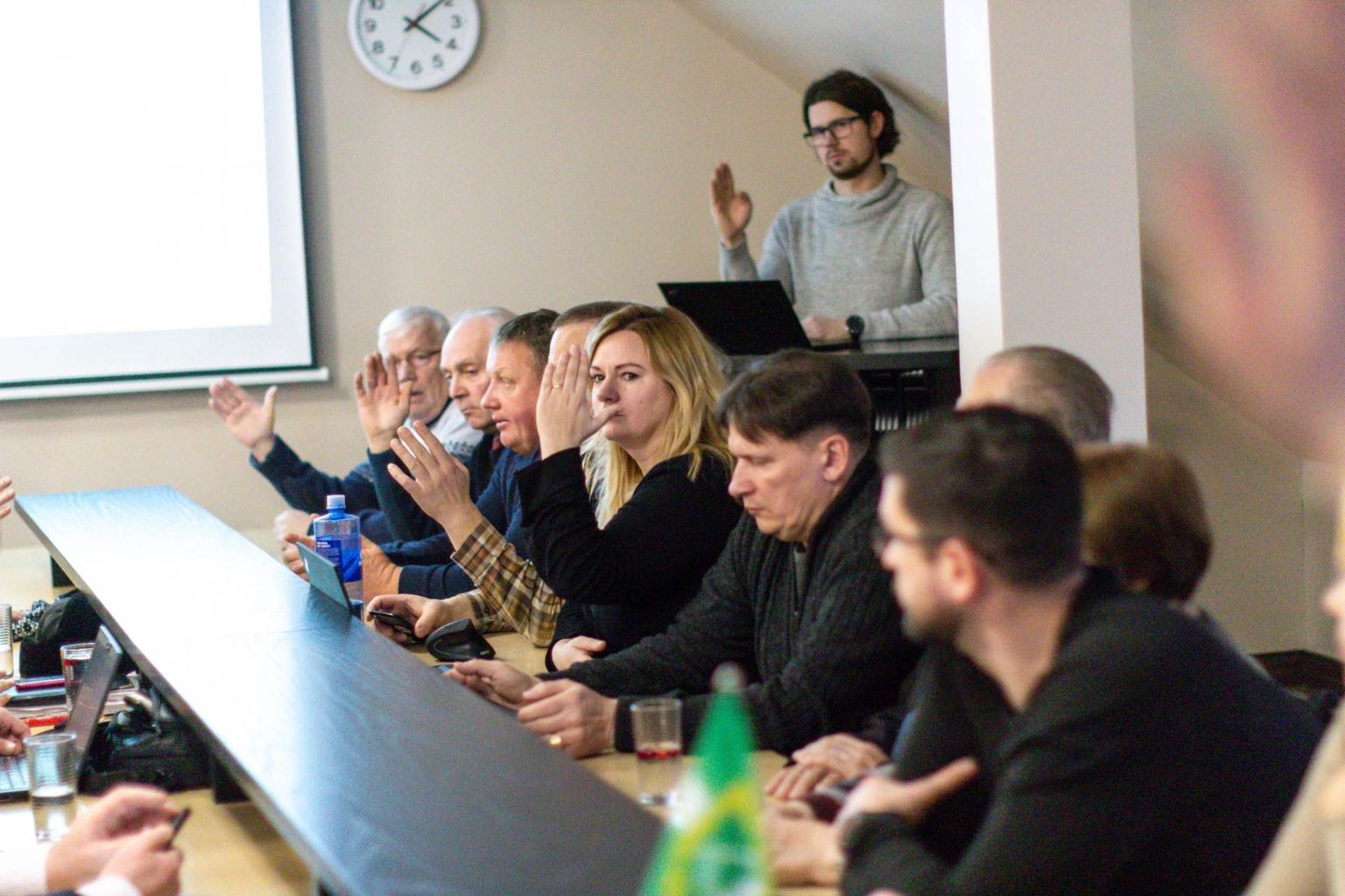 Foto Valga vallavolikogu erakorraliselt istungilt mullu jaanuaris, kui avaldati umbusaldust seniste vallavalitsuse liikmete vastu. Pildi keskel, Monika Rogenbaumi vasakul käel on EKRE volinik Tõnu Reinup, keda uue koalitsiooni plaanijad loodavad nüüd enda ridades näha.