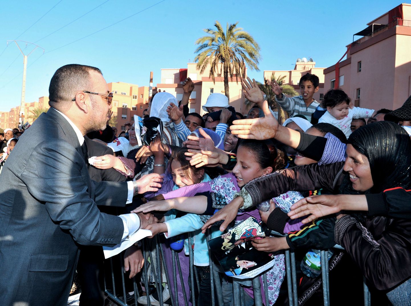 Maroko kuningas Mohammed VI tervitab rahvast Marrakechis.