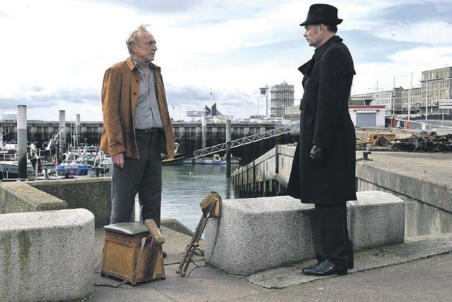 Богемный писатель Марсель Маркс (Андре Вильмс, слева) переселяется в портовый город Гавр и становится чистильщиком сапог.