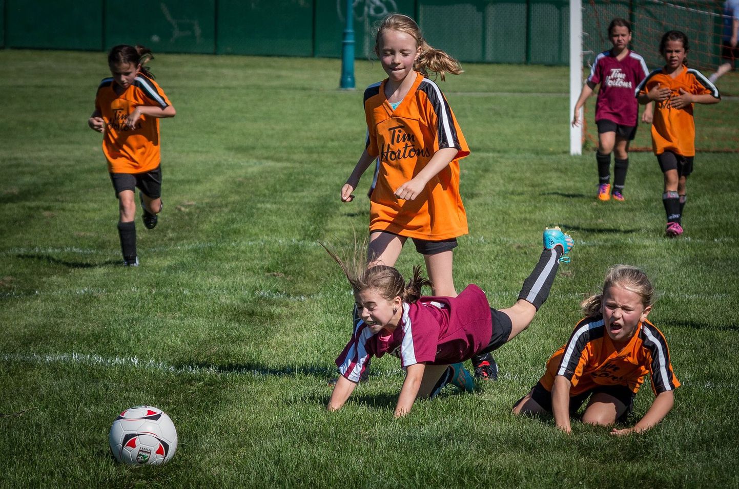 Tüdrukud jalgpalli mängimas