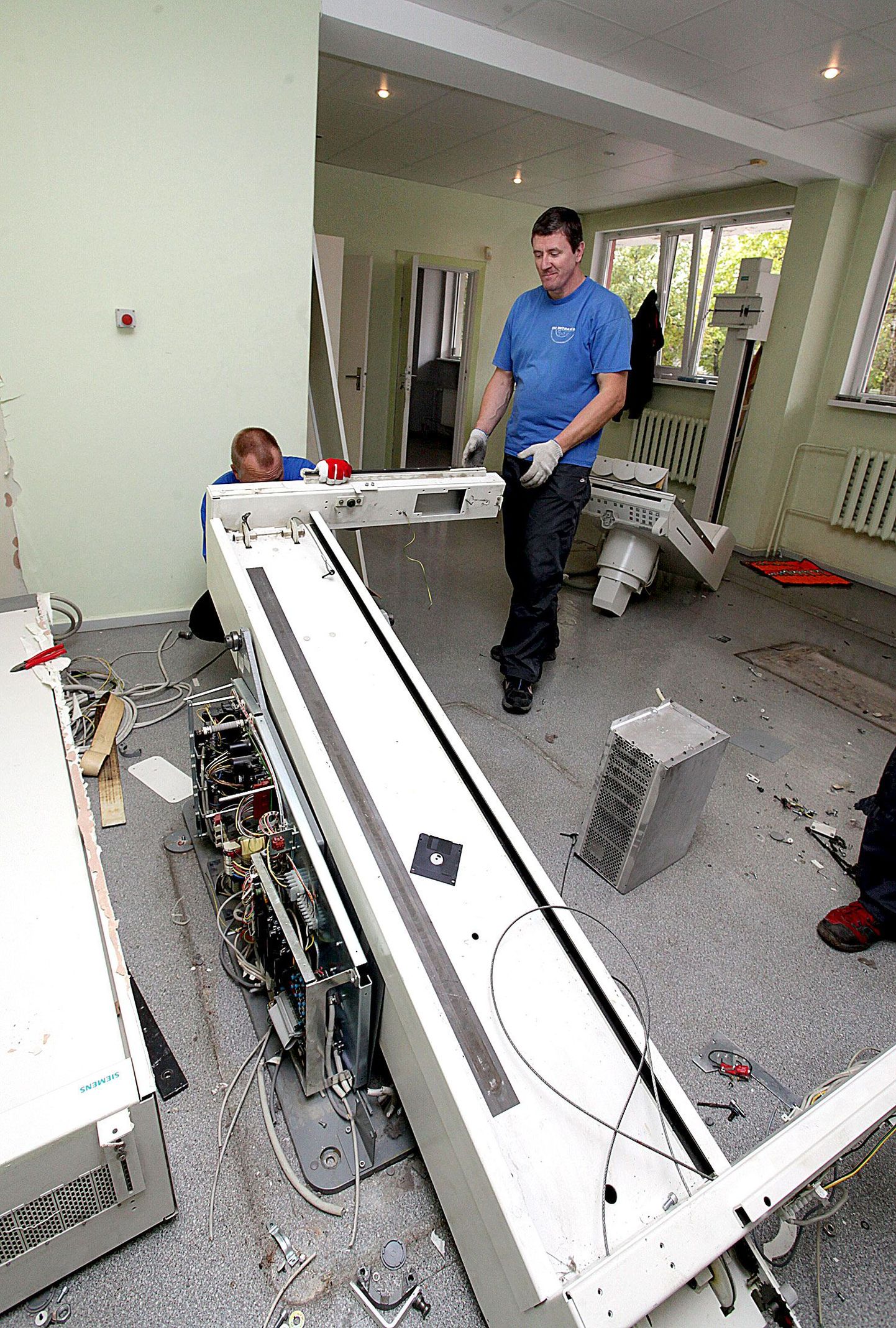Eile lammutasid töömehed Assar Sild (vasakult) ja Kaido Kasemets lastekliinikus vana röntgenimasinat, et teha ruumi uuemale aparatuurile, mis paigaldatakse paari kuu jooksul.