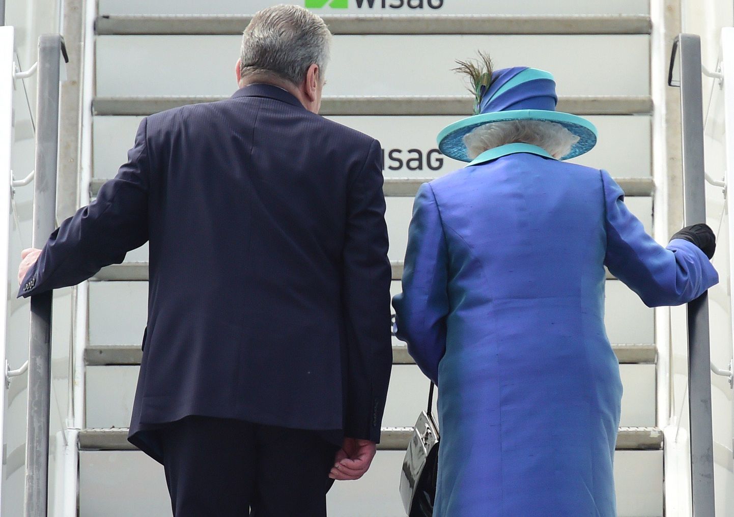 Kuninganna Elizabeth II ja Saksamaa president Joachim Gauck lähevad lennukile