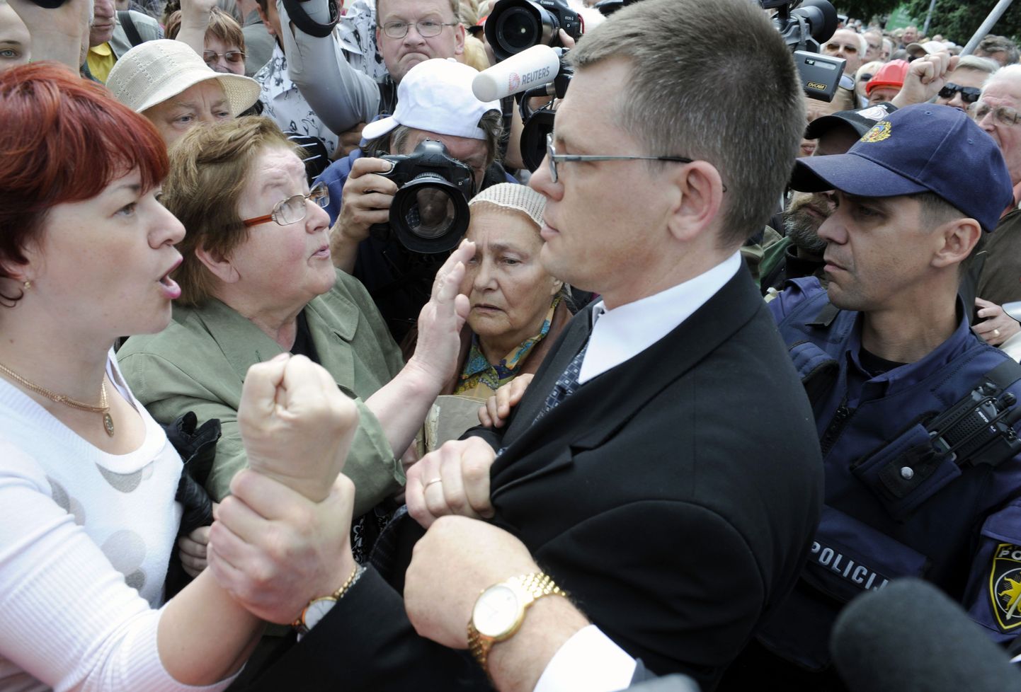 Läti rahandusminister Einars Repše 18. juunil meeleavaldajate piiramisrõngas.