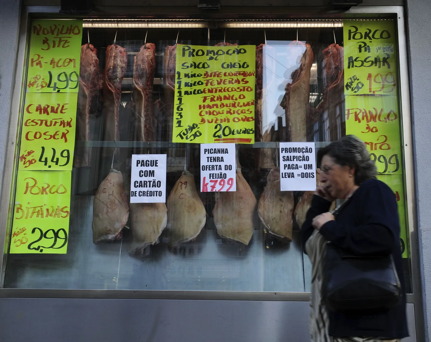 Лавка в португальском городе Порту. Вывески обещают покупателям скидки и возможность платить карточкой.
