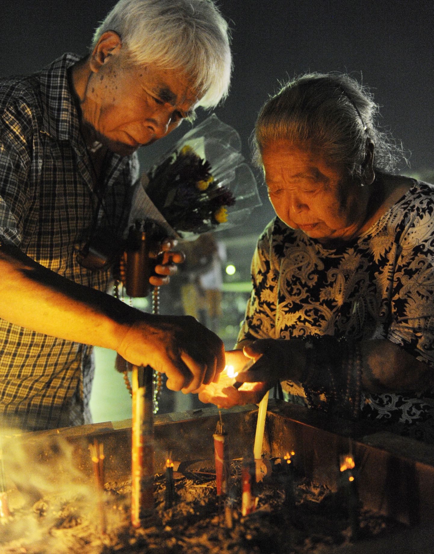 Jaapanlased põletasid Hiroshima tuumakatastroofis hukkunute mälestuseks viirukeid.