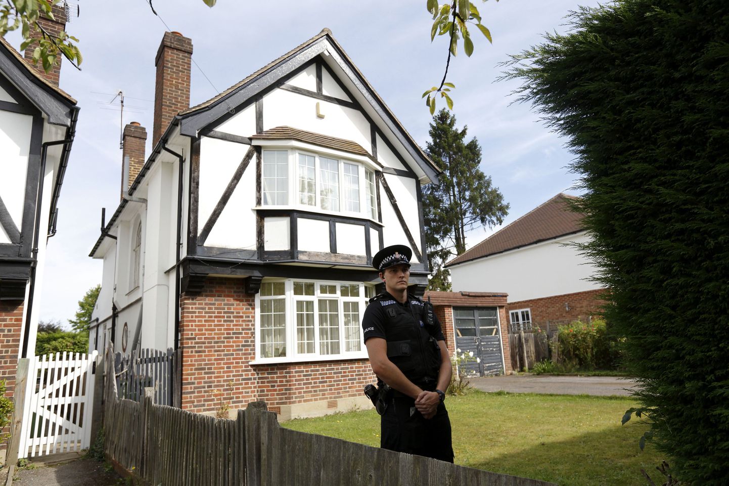 Briti politseinik eile Claygate'is maja ees, kus tõenäoliselt elas Prantsuse Alpides maha lastud perekond.