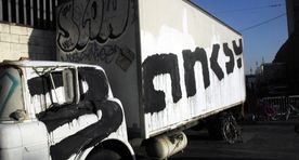 Tänavakunstnik Banksy tegi koolile kingituse