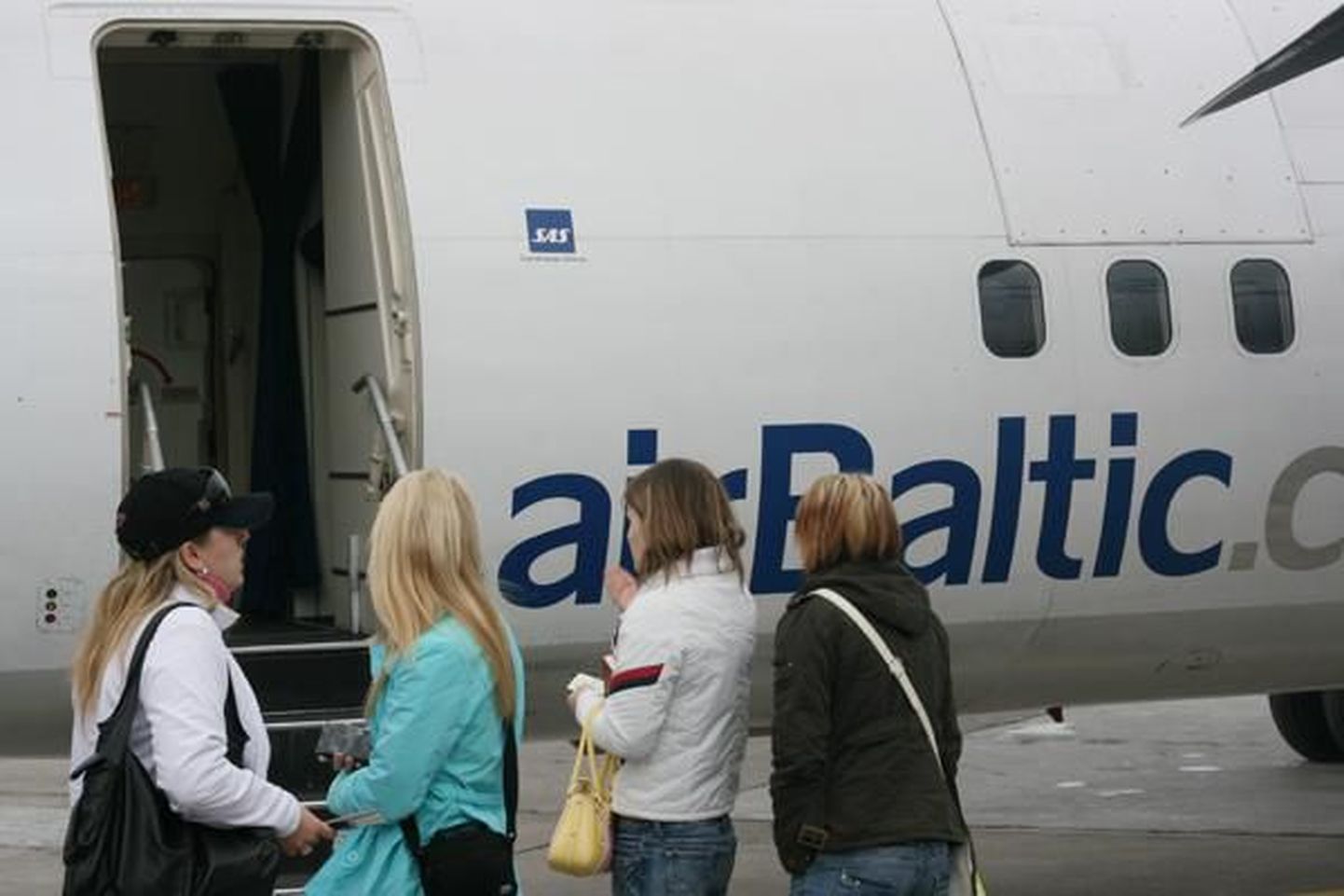Fotol on airBalticu Kuressaare–Riia promoreisi reisijad.