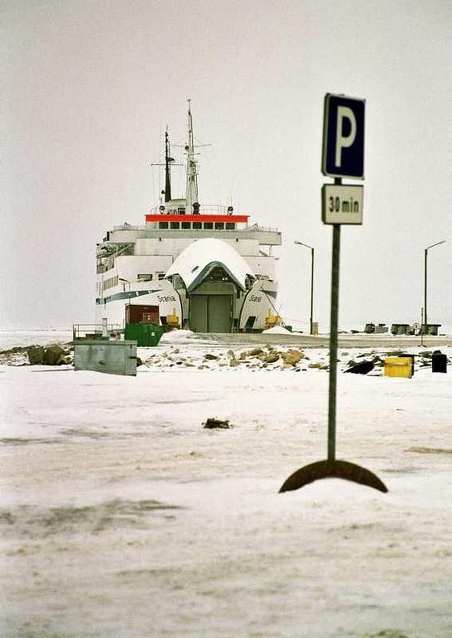 Väinameres liikuvad laevad peavad sobima nii madalas vees liikumiseks kui jäämurdmiseks. Pildil Saaremaa Laevakompanii praam Scania.