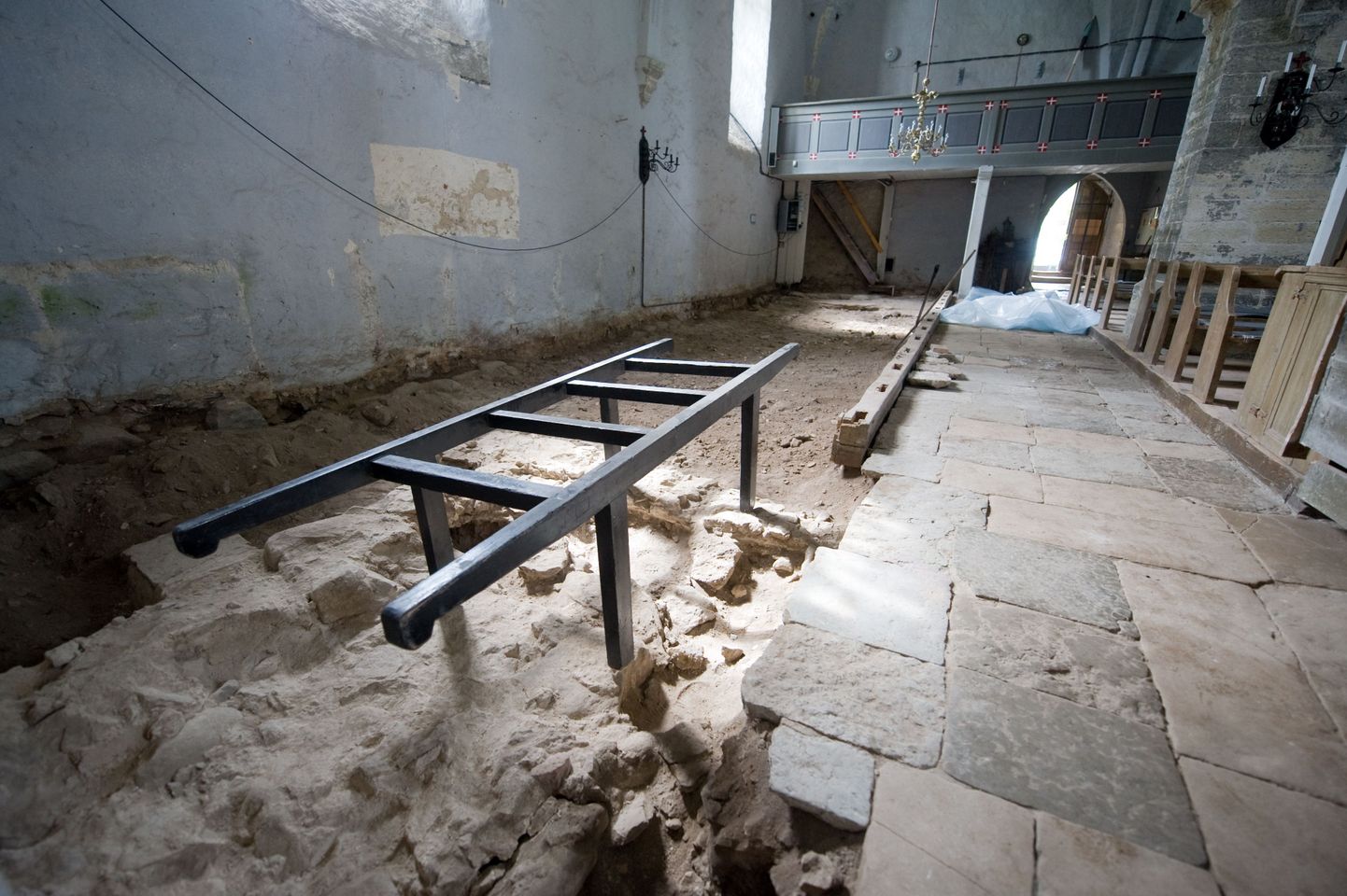 Väärtuslik leid avastati pärast Harju-Risti kiriku laudpõranda eemaldamist pinnasest ning osalt ka keskaegse põranda alt.