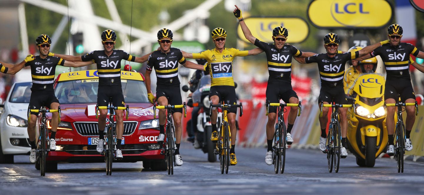 Chris Froome koos meeskonnakaaslastega Tour de France'i lõpusirgel.