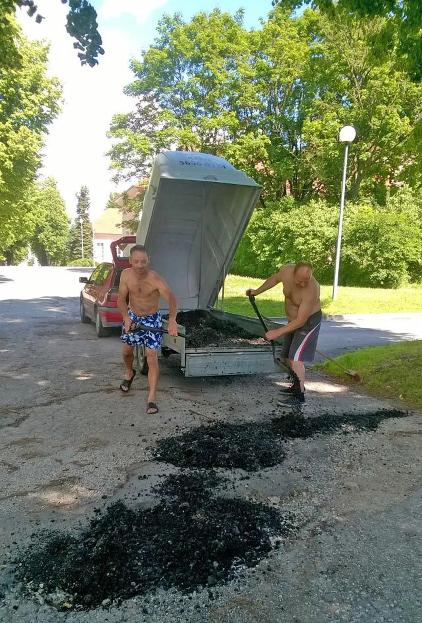 Indro Sinivee (vasakul) ja Kalle Kivi parandasid omal algatusel Särevere elumajade juures teedes haigutavaid auke, et kohalikud saaksid autot lõhkumata koju sõita.