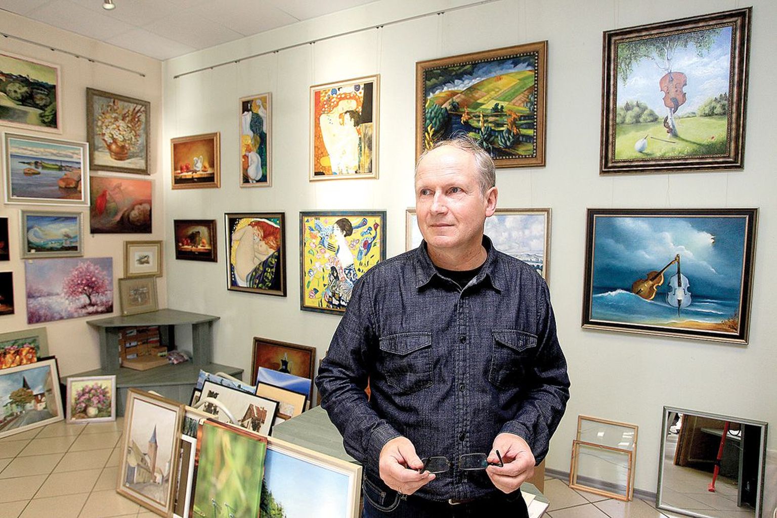 Rakverest pärit Ivo Ridalaan usub, et võib tõetruult jäljendada paljude kunstnike töid. Samas otsib ta maalijana ka iseennast, loob sürrealistlikke pilte kontrabassiga ning vaikelusid viinamarjadega.