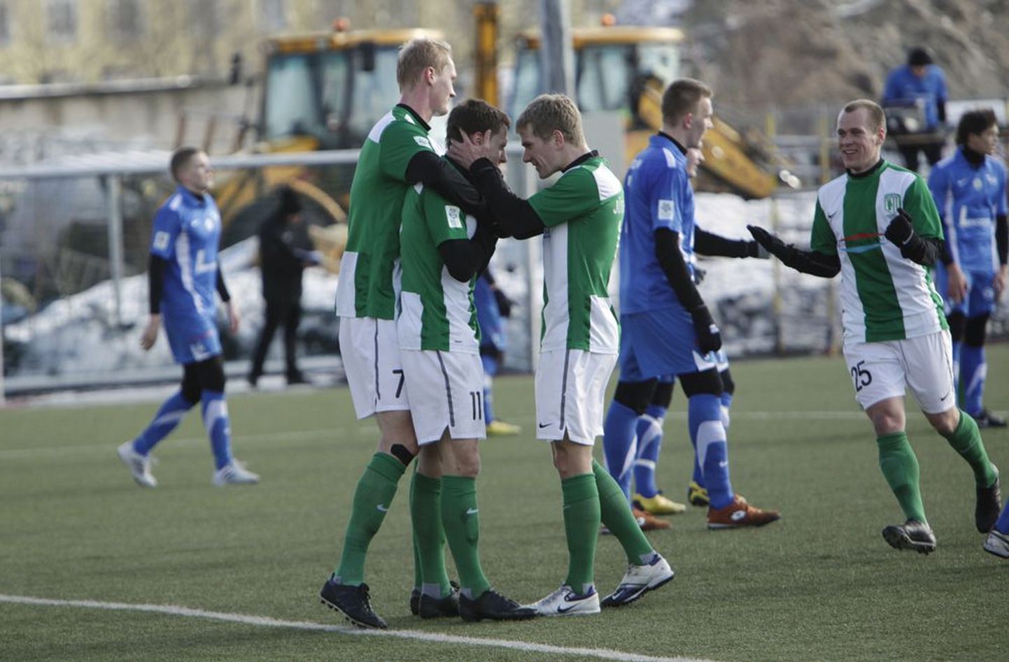 Eesti jalgpallimeistri FC Flora mängijad (rohelises)