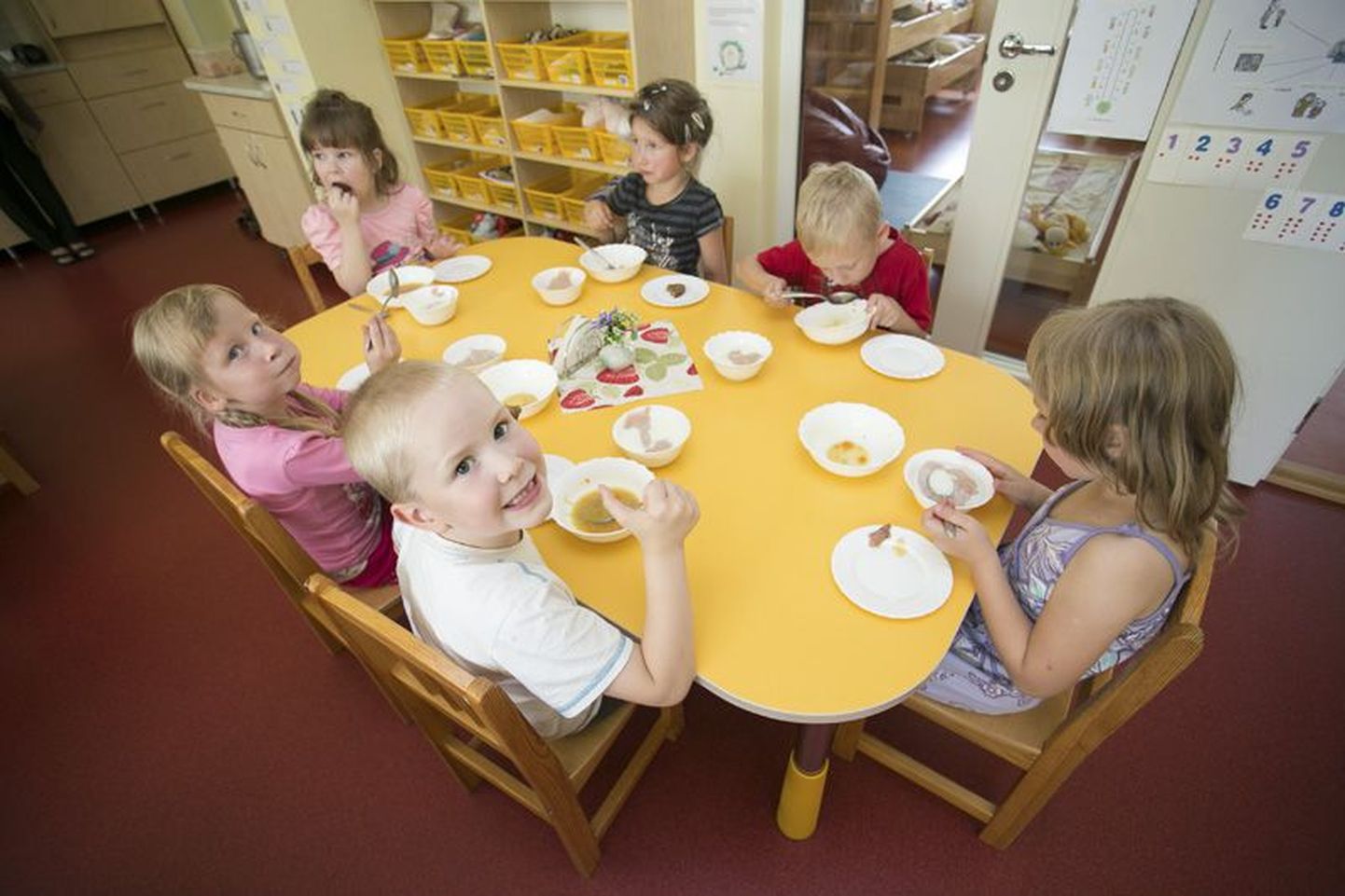 Rakvere munitsipaallasteaedades toitlustab lapsi Virumaa Koolitoit OÜ. Eile lõunal lasid Kungla lasteaia mudilased toidul hea maitsta.