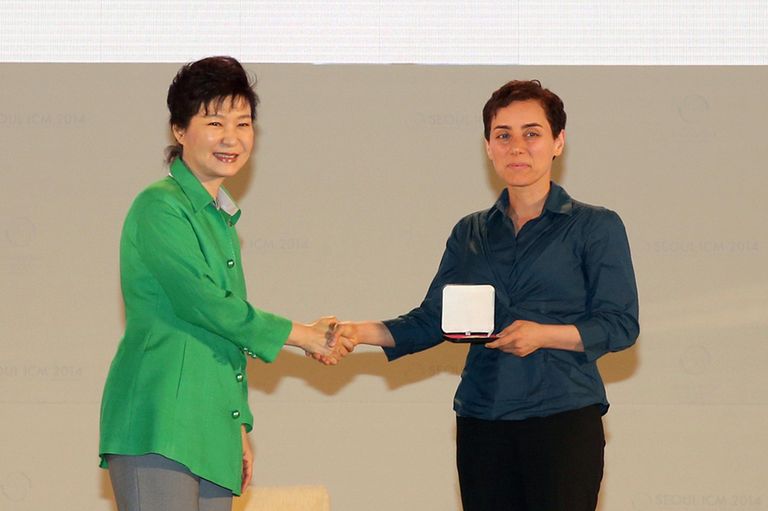 Lõuna-Korea president Park Geun-Hye andmas Maryam Mirzakhanile Fieldsi auhinda