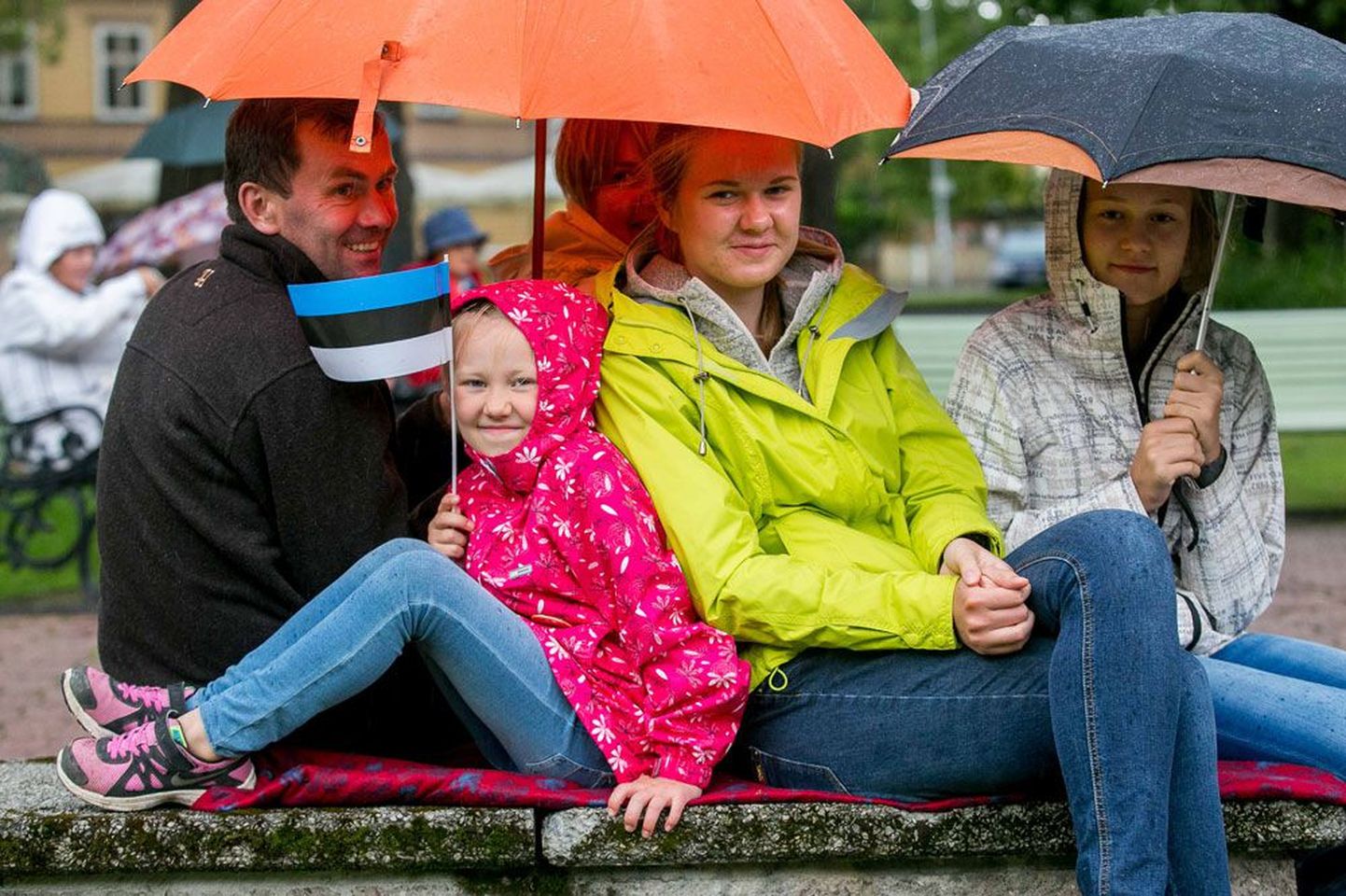 Pärnus Koidula pargis toimunud kontserdi kuulajaid vihm ei heidutanud.