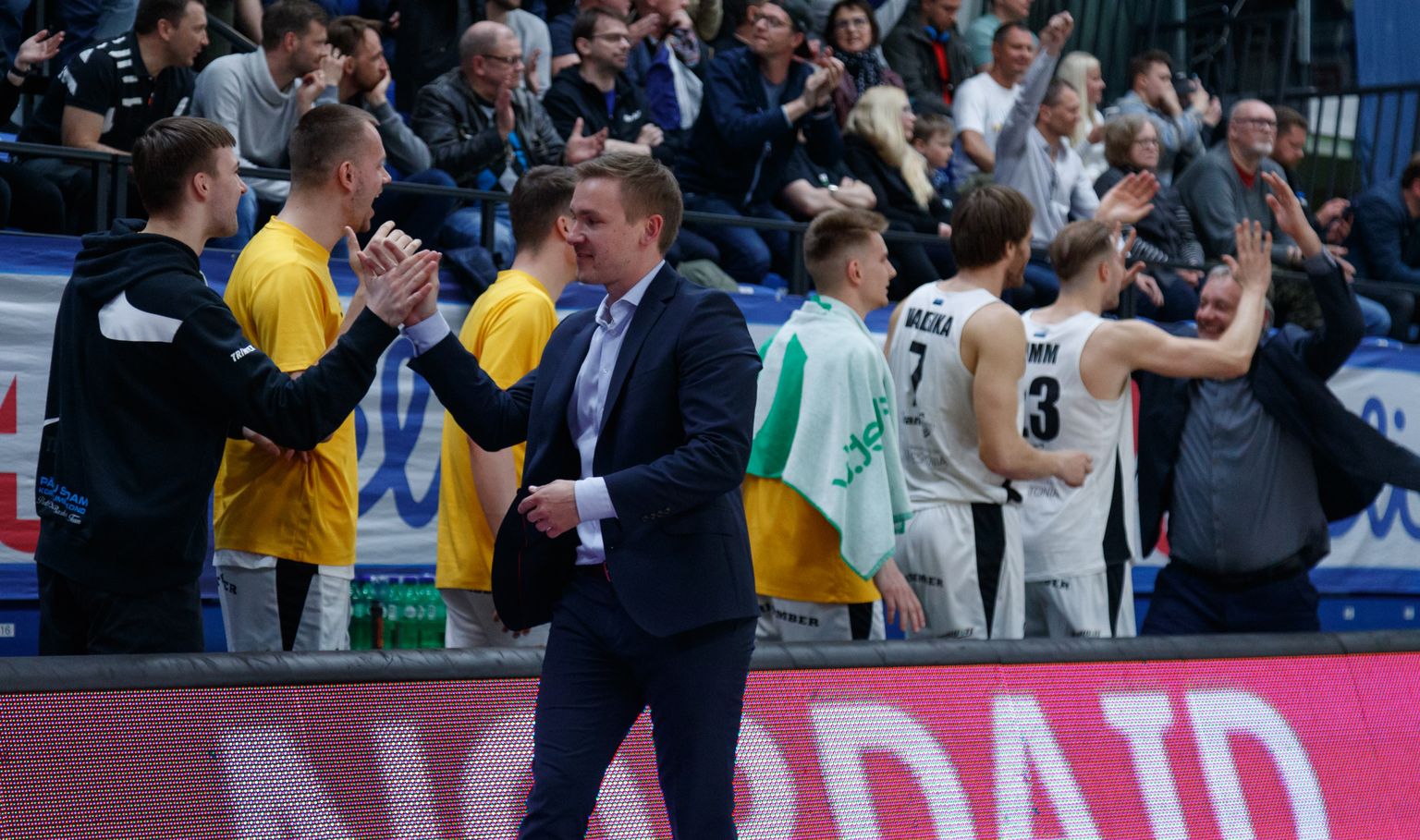 Pärnu Sadama meeskond on kolmandat korda järjest alistanud BC Kalev/Cramo ja võib rõõmustada. Esiplaanil peatreener Heiko Rannula.