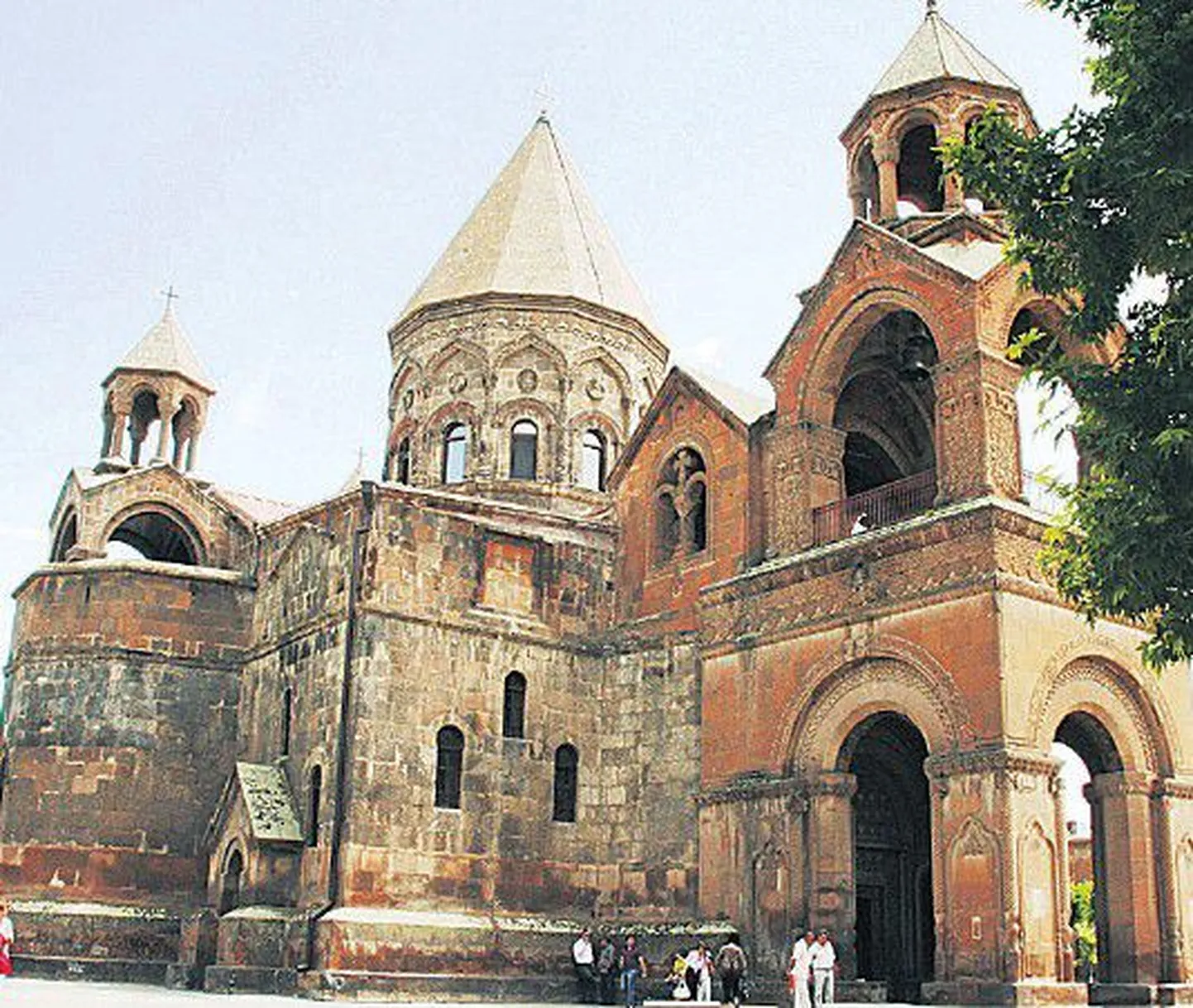 Эчмиадзинский кафедральный собор основан сразу после провозглашения христианства государственной религией Армении. Здесь был создан армянский алфавит.