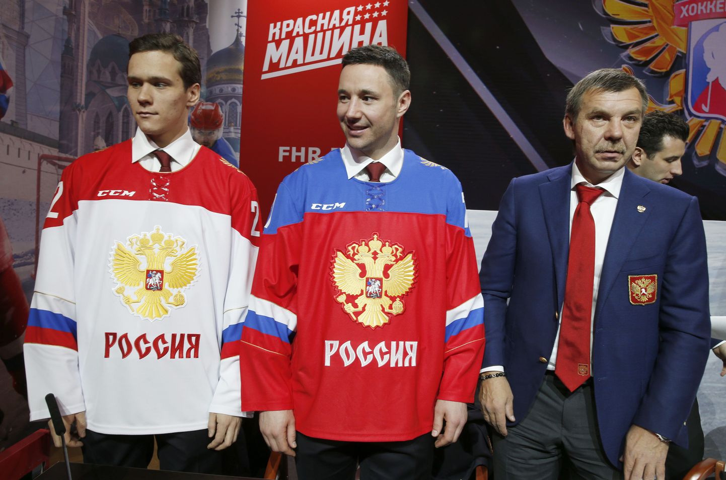 Слева направо: Никита Зайцев, Илья Ковальчук и главный тренер сборной России Олег Знарок.