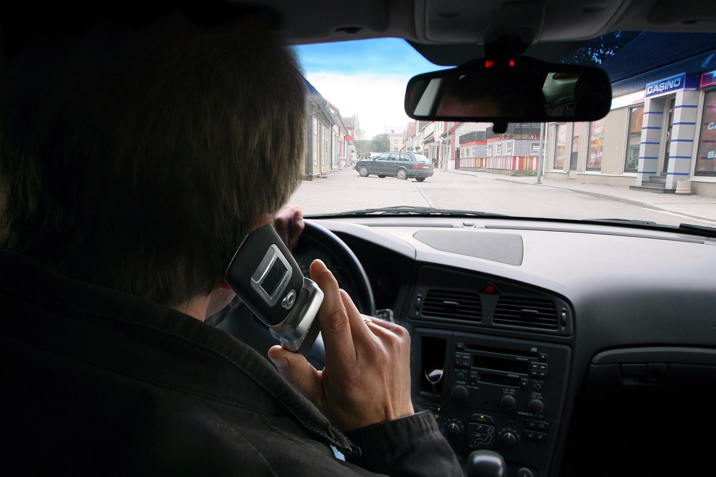 Liiklusseaduse järgi ei tohi autojuht kasutada telefoni ilma käsi käsi vabaks jätva vahendita.