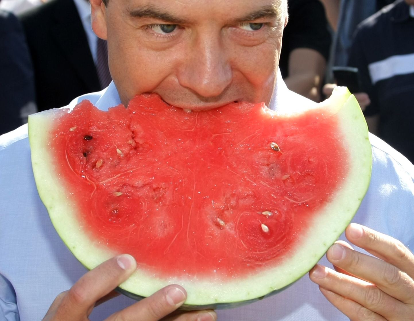 Dmitri Medvedev maitseb melonit Saraatovi lähistel