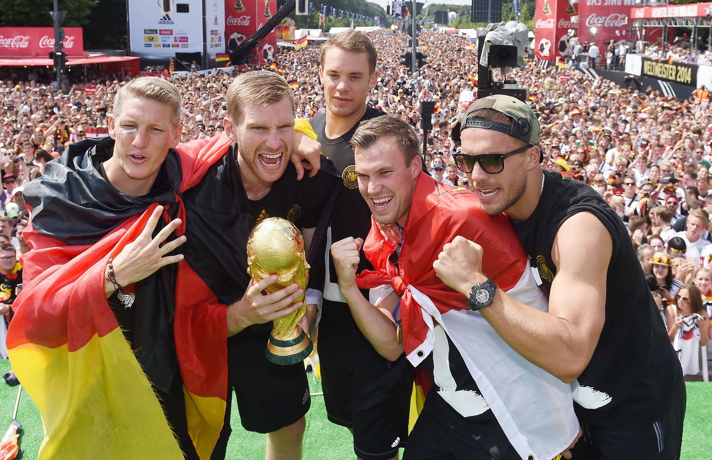 Bastian Schweinsteiger (vasakul) ja  Kevin Grosskreutz (paremalt teine) MMi võitu tähistamas