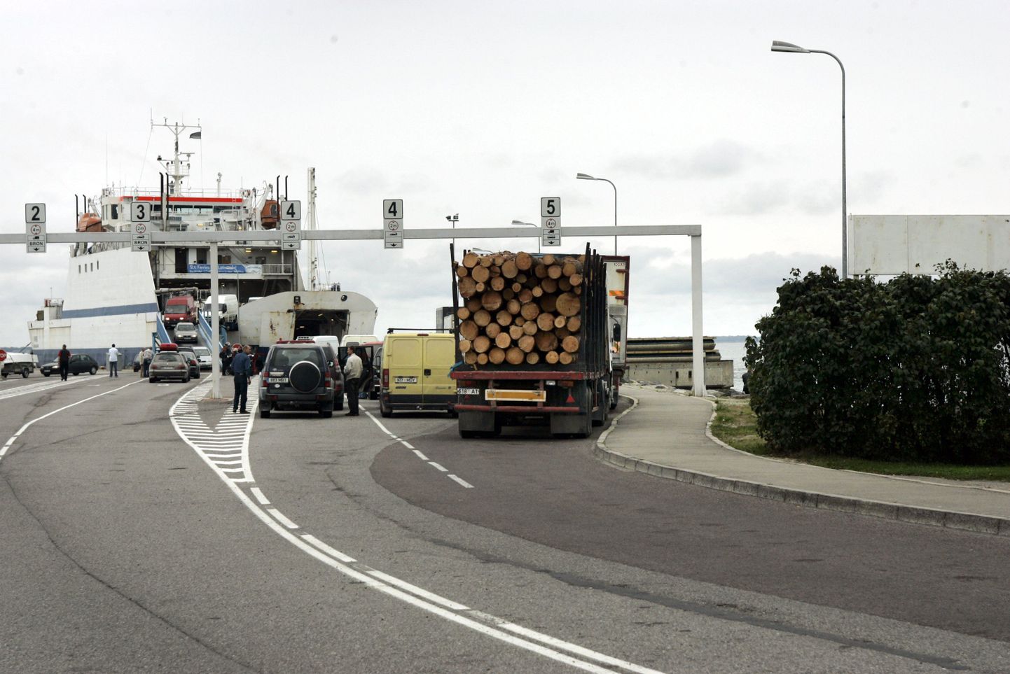 TLNPM02:SAAREMAA PRAAMID : TALLINN, EESTI,12SEP05-
 Kuivastu sadamas autode pealeminek
pl/ Foto PEETER LANGOVITS POSTIMEES