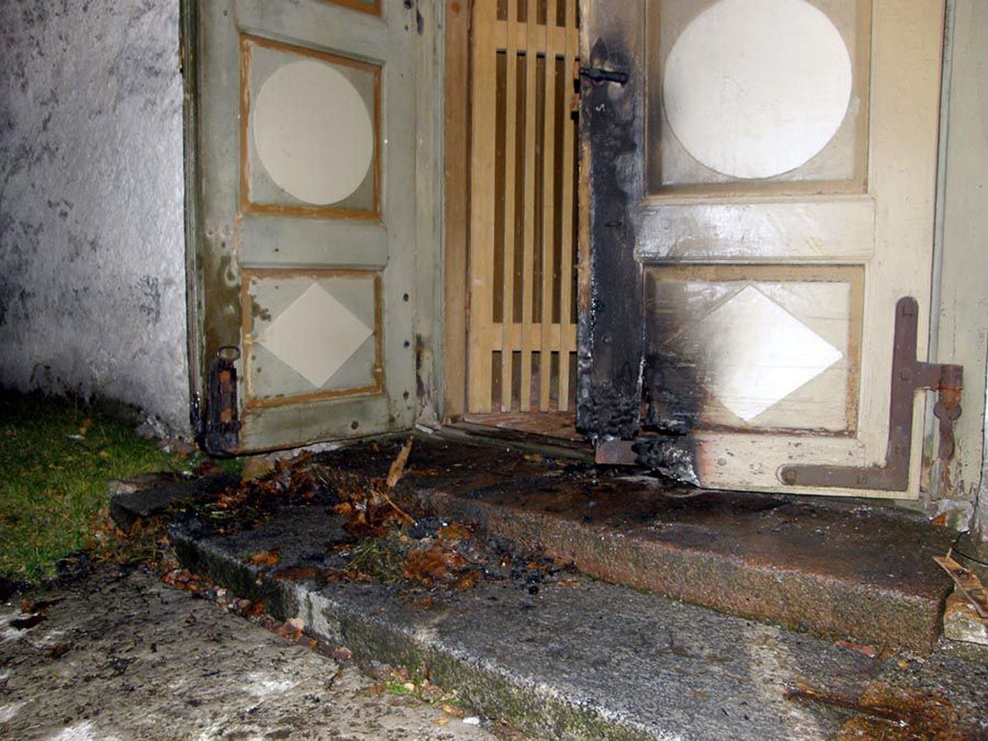 Suure-Jaani kiriku uks süüdati oktoobri viimasel ööl.
