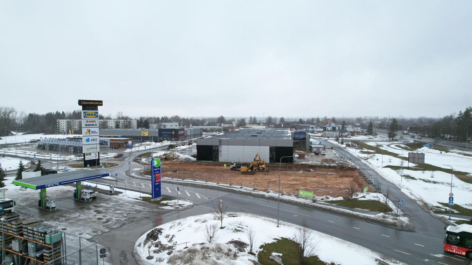 Lõunakeskuse lähistel Mileedi lille- ja sisustuskaupluse kõrval on alanud Lidli siinse teise poe ehitus.