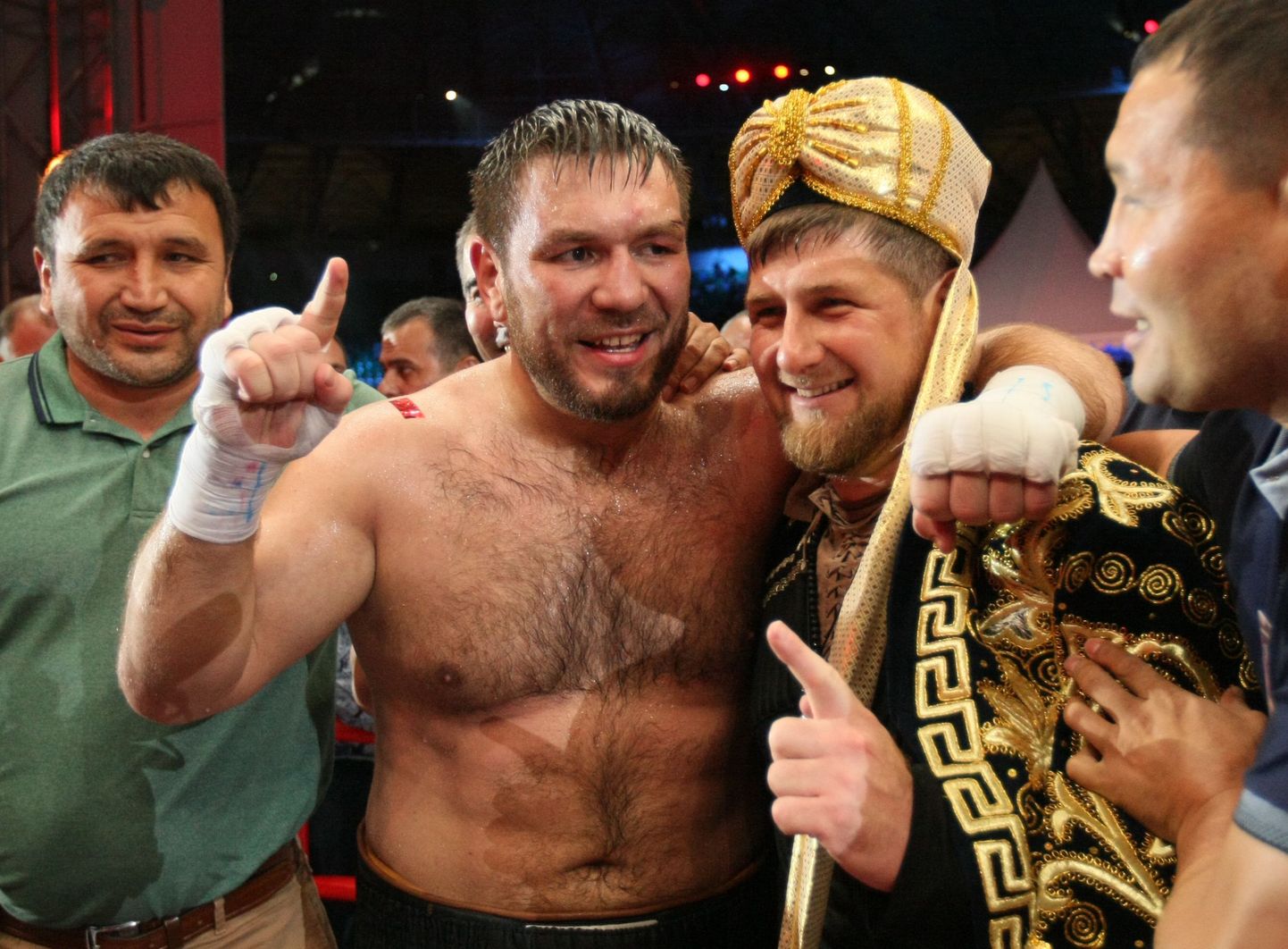 Tšetšeenia juht Ramzan Kadõrov (paremal) tähistab Usbekistani poksija Ruslan Tšagajevi (vasakul) võitu USA poksija üle.