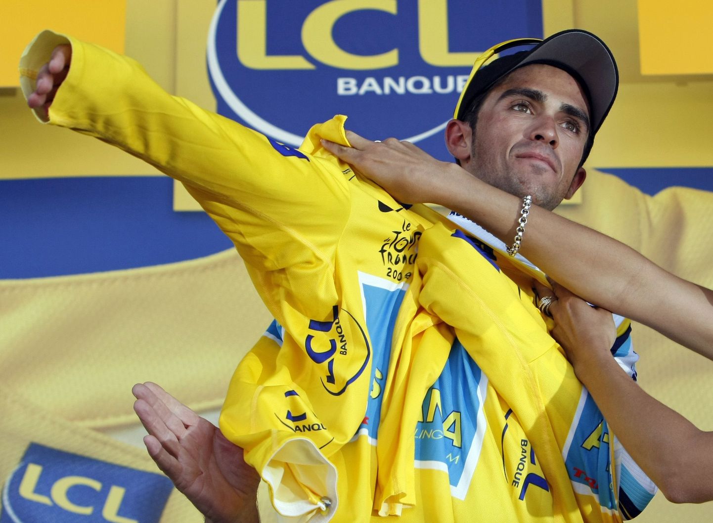 Alberto Contador tõmbas selga kollase liidrisärgi.