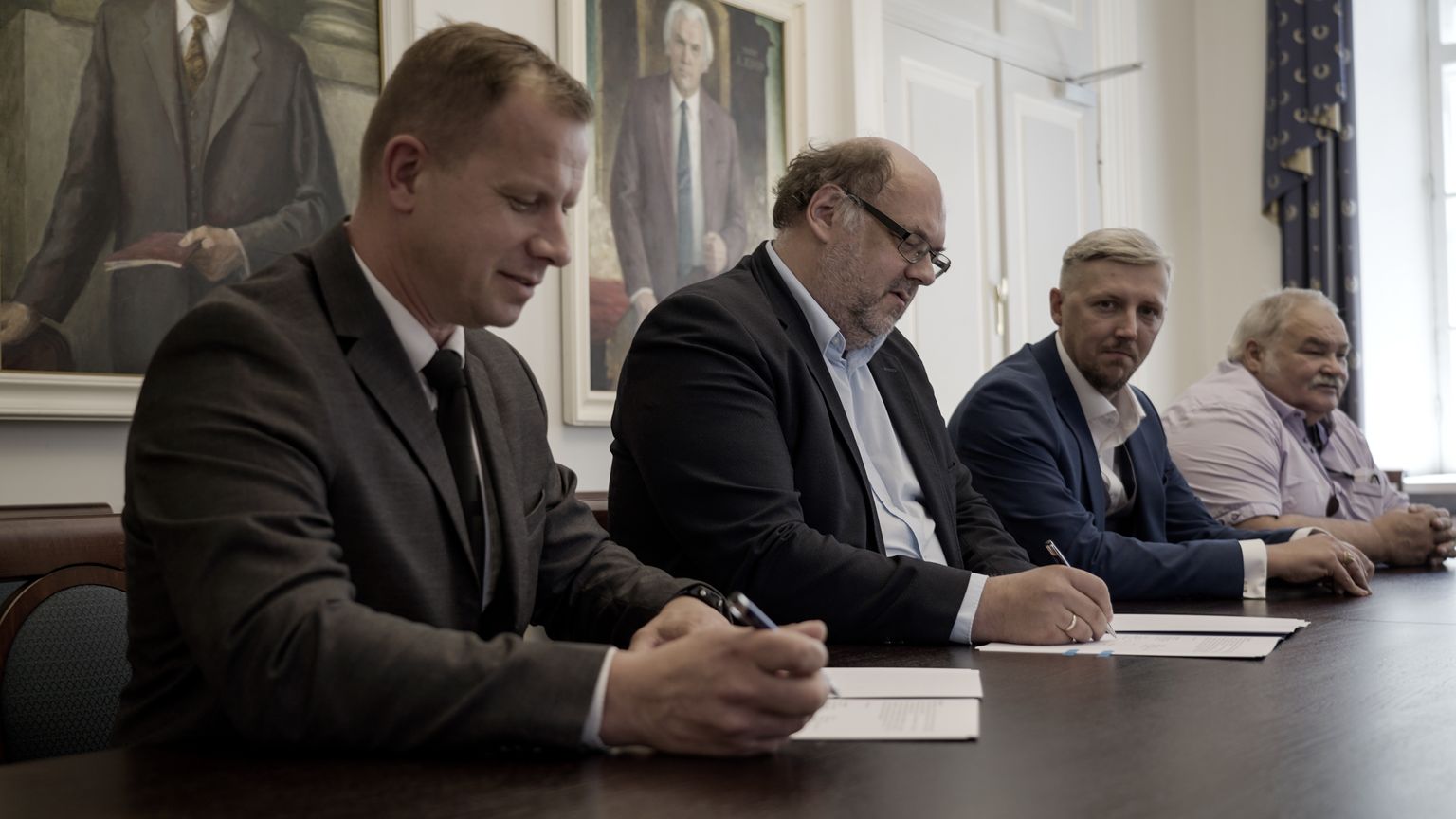 Lepingu allkirjastasid H2Electro juhatuse liige Asko Ant, TÜ arendusprorektor Erik Puura, H2Electro juhatuse liige Henrik Hal ja TÜ füüsikalise keemia professor Enn Lust.