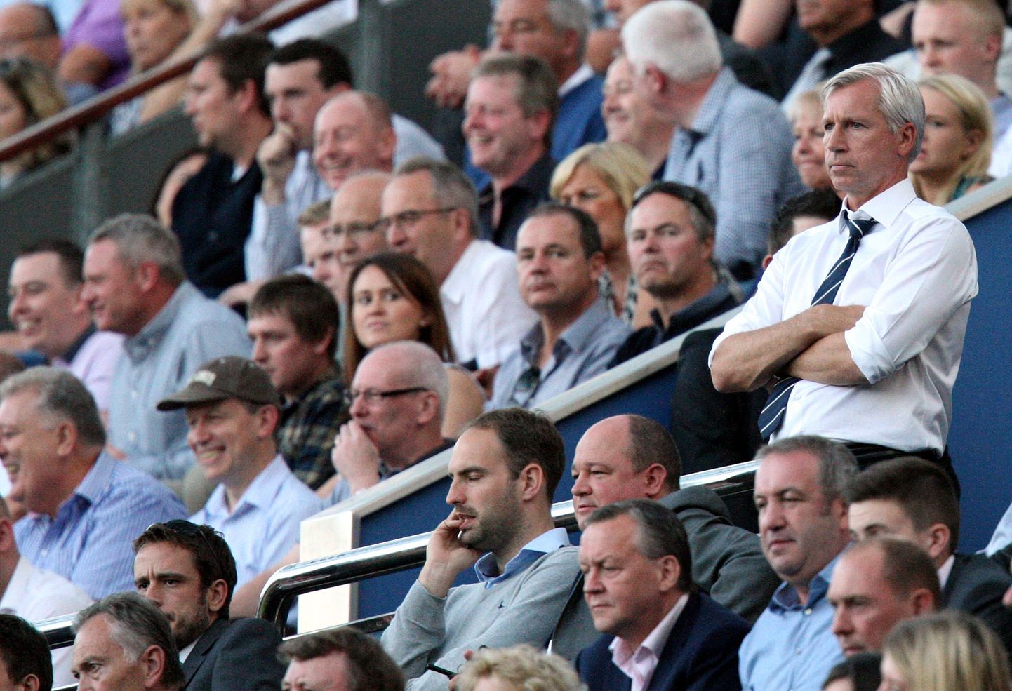 Newcastle Unitedi peatreener Alan Pardew (valges särgis) pidi eilse mängu lõppu tribüünilt vaatama.