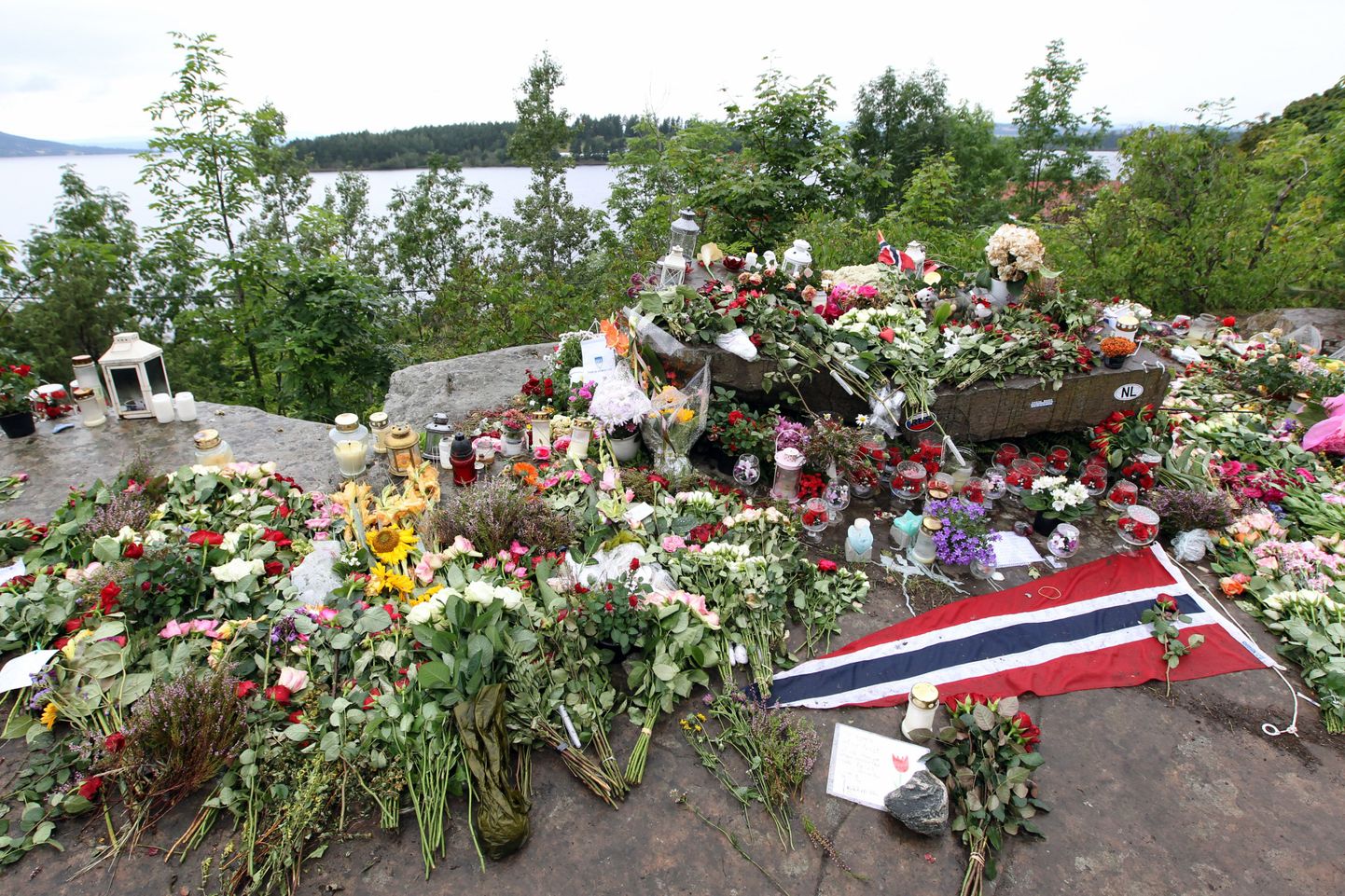 Lilled, küünlad ja Norra lipp massimõrva ohvritele.