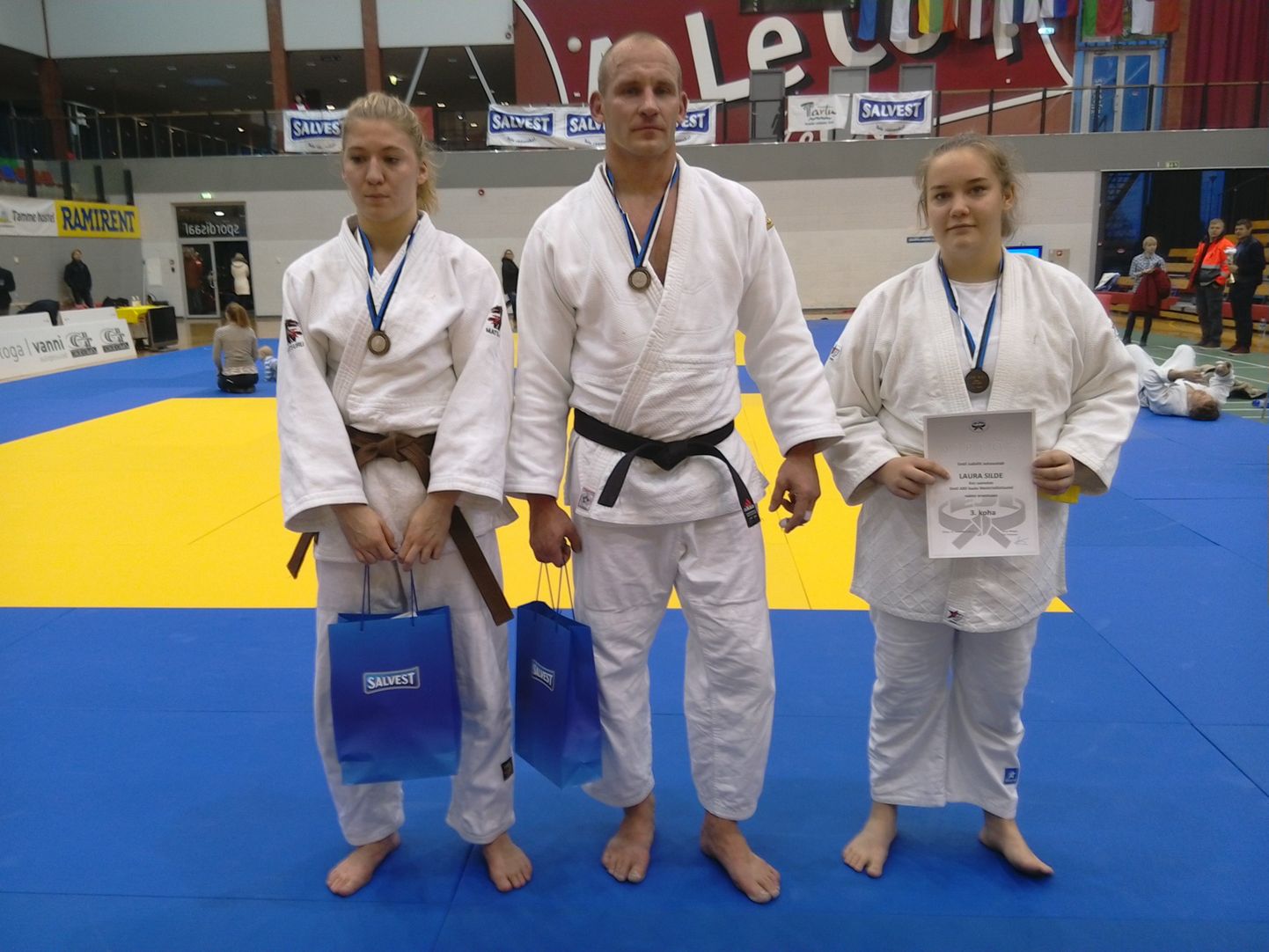 Viljandi Taifu spordiklubi kolm liiget teenisid Eesti judo absoluutkaalu meistrivõistlustel medali. Pildil vasakul on naistest teise koha saanud Kristel Naelso, keskel meeste turniiri hõbemedaliga lõpetanud Miko Silde ja paremal naiste turniirilt pronksi kaela saanud Laura Silde.