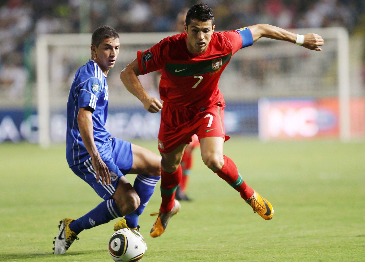 Küprose mängija Dimitris Christofi (vasakul) ei suuda takistada Cristiano Ronaldot.