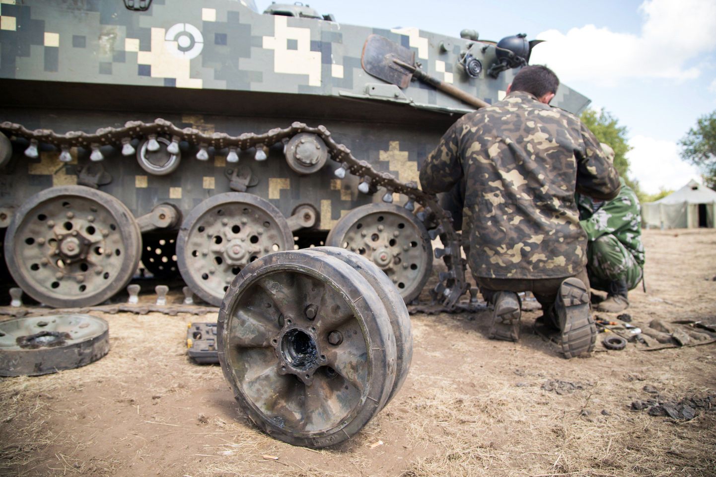 Ukraina sõdurid parandavad oma soomukit baaslaagris Donetski oblastis.