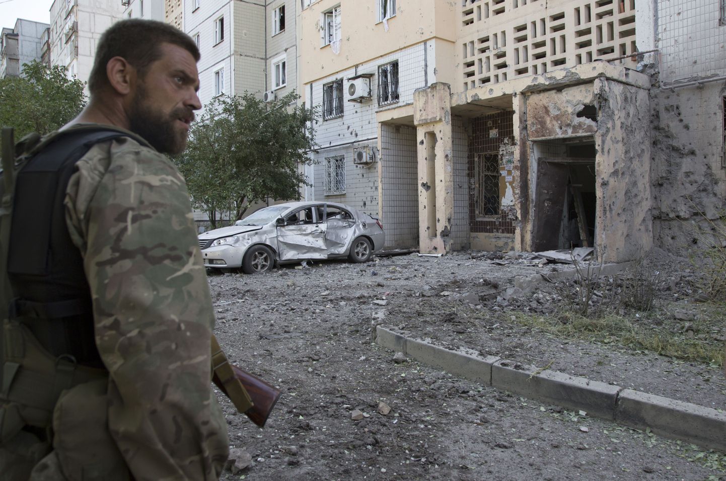 Separatist Donetskis kahjustada saanud hoone juures