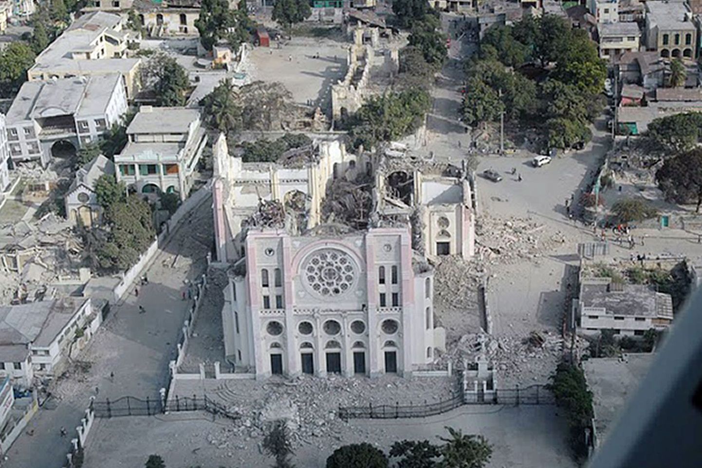 Rusud Haiti pealinnas Port-au-Prince'is. Keskel on Jumalaema katedraal.