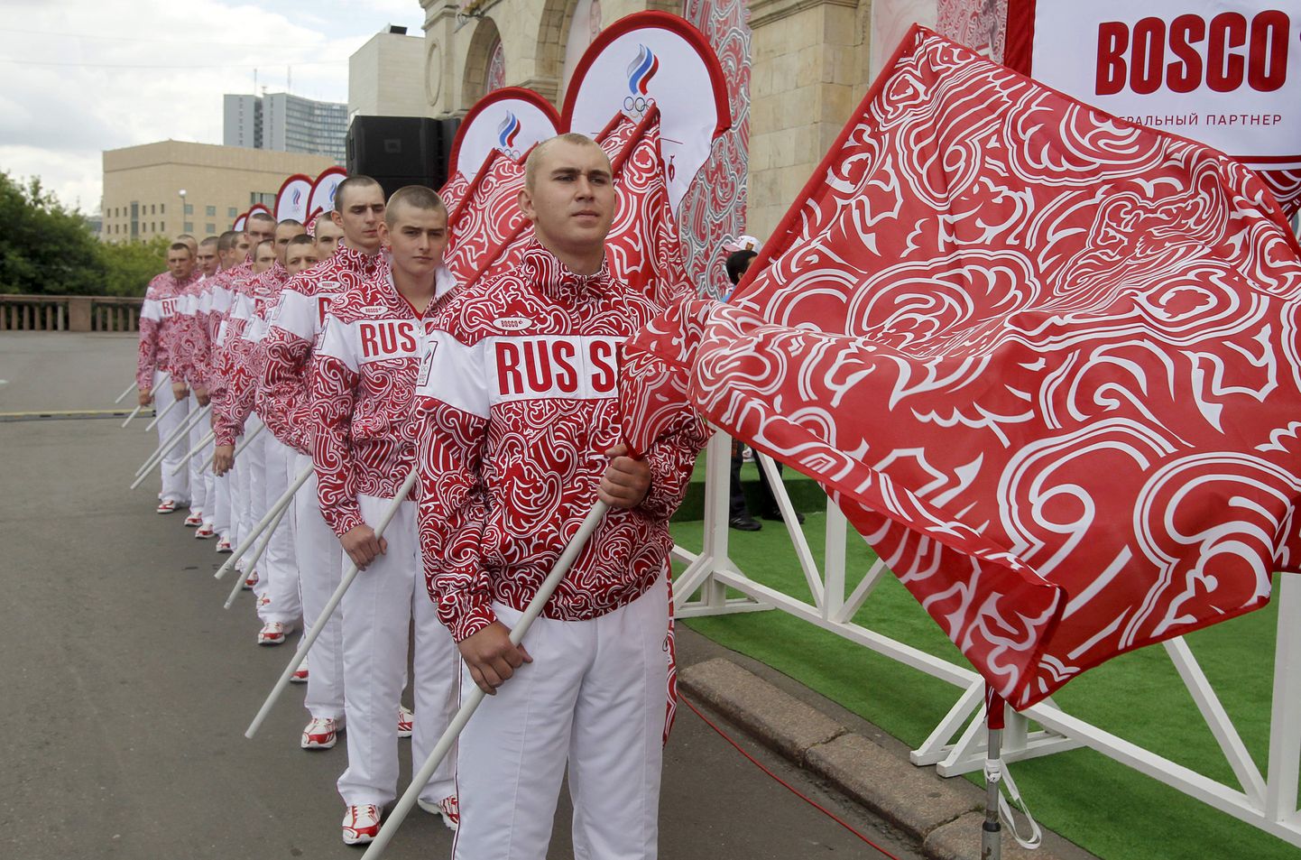 Русские спортсмены представляют костюмы сборной России в Москве.