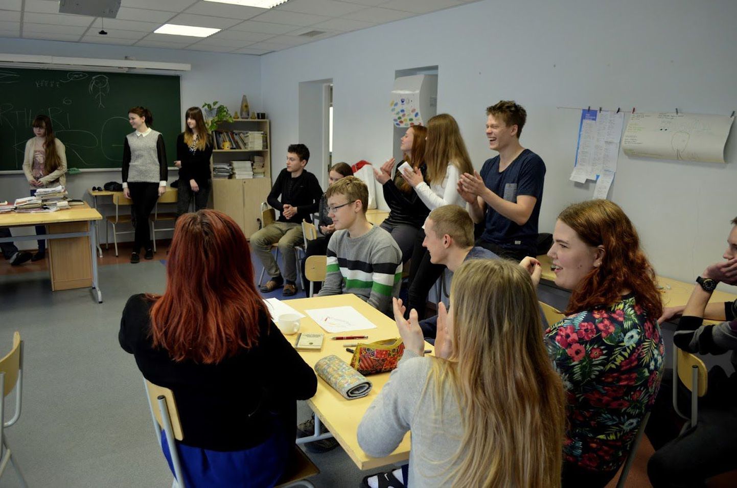 Endla teatri noored näitlejad käisid Häädemeeste keskkoolis kirjandustundi andmas.